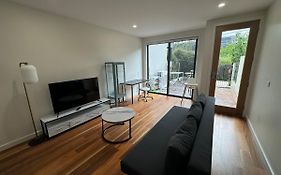 Warm 3Beds Home With Yard And Parking At Chinatown, Cbd